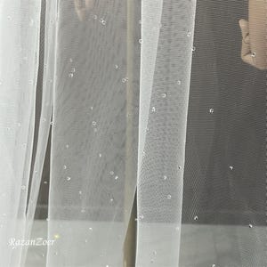 Lång vattendroppepärlslöja med brudtärnor, elegant kristallslöja, katedrallång slöja med pärldetaljer, romantisk skir tyllslöja