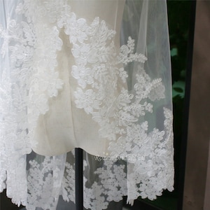 Short bridal veil/Elegant bridal veil/Elbow wedding veil/White/Ivory veil/Lace edge/Custom wedding veil/Fingertip veil/Waltz veil/118 Inch