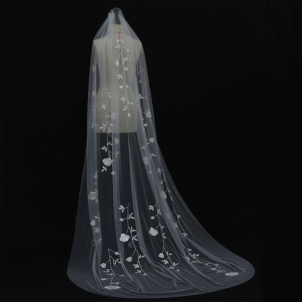 Floral lace veil/ Ivory wedding veil/ White bridal veil/ Soft tulle veil/ Fingertip length veil/ Simple veil for bride/ Veil with comb