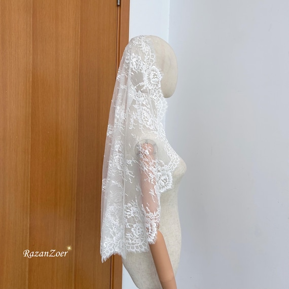 Short Veil Vintage French Eyelash Stretch Lace Mantilla veil, Soft lace Bridal Veil Off white Lace Mantilla veil, with Comb