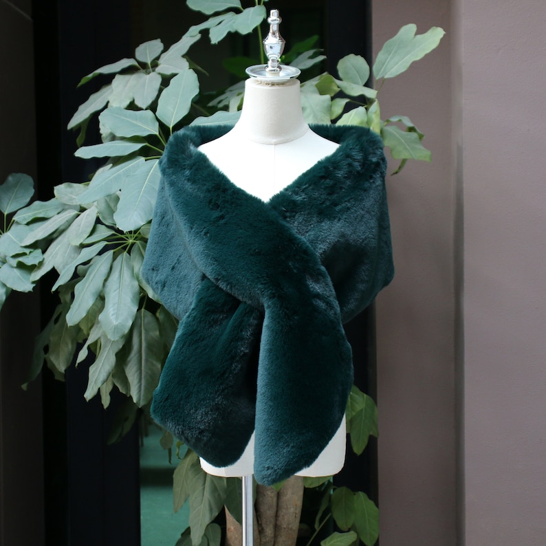 Soft faux fur shawl/Emerald green fur wrap/Winter wedding fur cape/Formal party shawl/Bridesmaid fur wrap/Engagement fur stole image 2