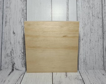 Puede incluir: Una tabla de madera lisa de color marrón claro. La tabla está sobre un fondo de madera blanca.