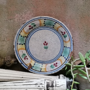 L - Plato antiguo de terracota hecho y pintado a mano que data de finales del siglo XIX, Caltagirone (Sicilia - Italia)
