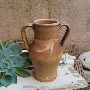 M - Ánfora rústica antigua de terracota vidriada (olla confitada) que data de principios del siglo XX, Grottaglie (Apulia, Italia)