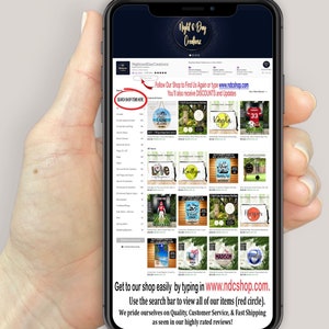 Op de afbeelding: Een screenshot van een mobiele telefoon die een Etsy-winkelwebsite weergeeft. De website heeft een verscheidenheid aan gepersonaliseerde houten borden, waaronder een bord met de tekst "Love", een bord met de tekst "Kaitlyn" en een bord met de tekst "Madison". De website heeft ook een zoekbalk en een link naar de website van de winkel, www.ndcshop.com.