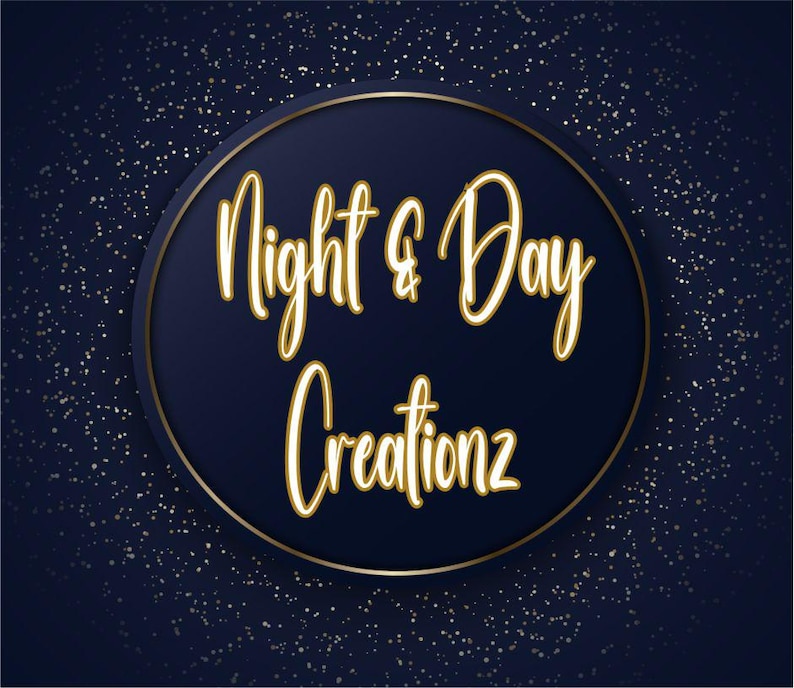 Może przedstawiać: Złote koło z ciemnoniebieskim tłem i tekstem "Night & Day Creationz" w białych i złotych literach.