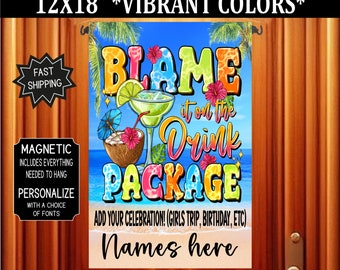 Może przedstawiać: Kolorowa, magnetyczna flaga na rejs z napisem "Blame it on the Drink Package" i tropikalną sceną plażową. Flaga ma wymiary 30,5 cm x 45,7 cm i zawiera wszystko, co potrzebne do zawieszenia. Możesz spersonalizować flagę własnym tekstem i wybrać czcionkę.