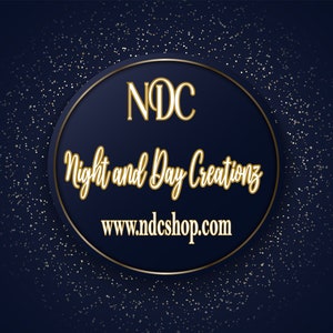 Op de afbeelding: Een gouden cirkel met een zwarte achtergrond en de tekst "NDC Night and Day Creationz www.ndcshop.com" op een donkerblauwe achtergrond met gouden glitter.