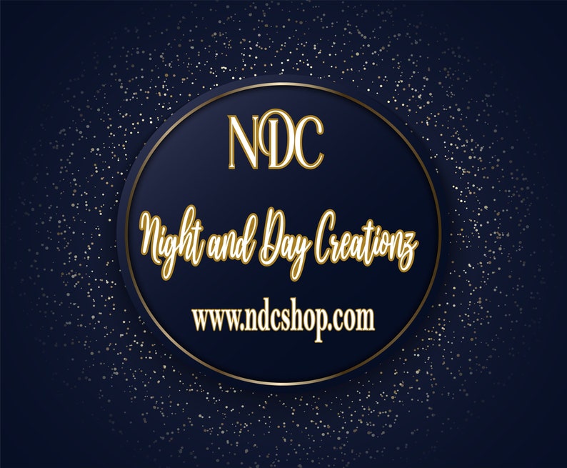 Op de afbeelding: Een gouden cirkel met een zwarte achtergrond en de tekst "NDC Night and Day Creationz www.ndcshop.com" op een donkerblauwe achtergrond met gouden glitter.