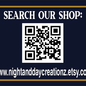 Op de afbeelding: Een blauw en gouden bord met de tekst "SEARCH OUR SHOP:" en een zwart-witte QR-code. Onder de QR-code staat het websiteadres "www.nightanddaycreationz.etsy.com".