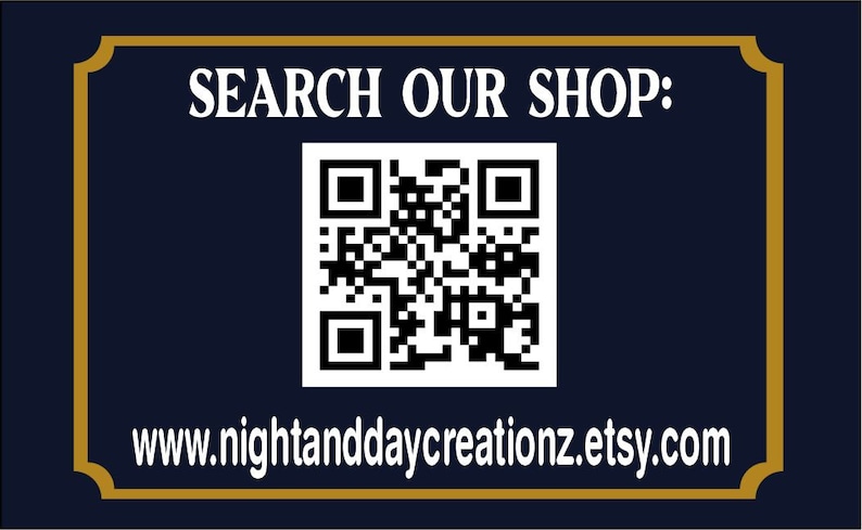 Op de afbeelding: Een blauw en gouden bord met de tekst "SEARCH OUR SHOP:" en een zwart-witte QR-code. Onder de QR-code staat het websiteadres "www.nightanddaycreationz.etsy.com".