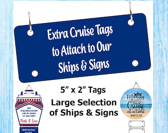Może przedstawiać: Granatowe tagi na rejs z białym tekstem „Extra Cruise Tags to Attach to Our Ships & Signs”. Tagi mają wymiary 12,7 cm x 5,08 cm i duży wybór statków i znaków. Pokazano również dodatkowe znaki o tematyce rejsu.