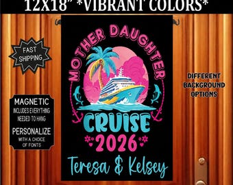 Op de afbeelding: Een rechthoekige magnetische cruisevlag van 30x46 cm met een zwarte achtergrond. Het ontwerp toont een cruiseschip, een palmboom en roze wolken. De tekst luidt MOTHER DAUGHTER CRUISE 2026 en de namen Teresa & Kelsey in blauw en roze.