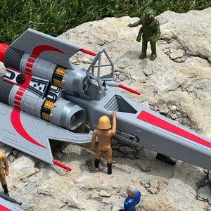 Battlestar Galactica Colonial Scarlet Viper 3.75&quot; Play Set.  Includes Viper, Display Stand and Service Ladder!