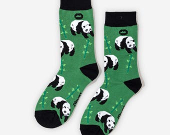 Op de afbeelding: Groene sokken met een herhaald patroon van zwart-witte panda's en bamboestengels. De sokken hebben zwarte hielen, tenen en manchetten. Gemaakt van een zacht, comfortabel materiaal.
