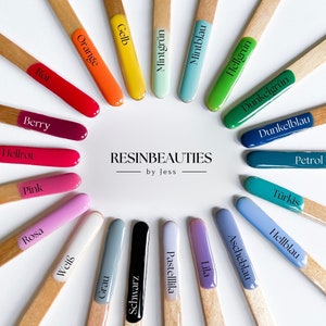 Pu&ograve; includere: Una cartella colori con 18 colori diversi di resina, etichettati in tedesco. I colori includono rosso, arancione, giallo, verde, blu, viola, rosa, bianco, grigio, nero e marrone. La cartella &egrave; etichettata con "RESINBEAUTIES by Jess".
