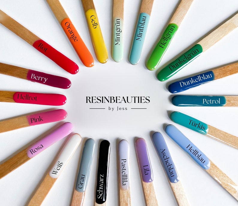 Pu&ograve; includere: Una cartella colori con 18 colori diversi di resina, etichettati in tedesco. I colori includono rosso, arancione, giallo, verde, blu, viola, rosa, bianco, grigio, nero e marrone. La cartella &egrave; etichettata con "RESINBEAUTIES by Jess".