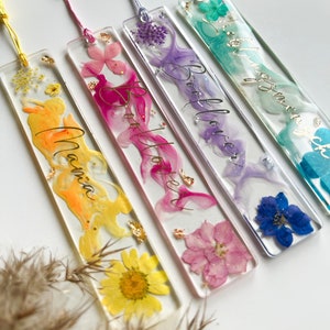 Pu&ograve; includere: Quattro segnalibri colorati con fiori pressati e lettere dorate. I segnalibri sono realizzati in resina trasparente e hanno un fiocco attaccato. Le scritte sui segnalibri recitano "Believe", "Booklover", "Narnia" e "Always"