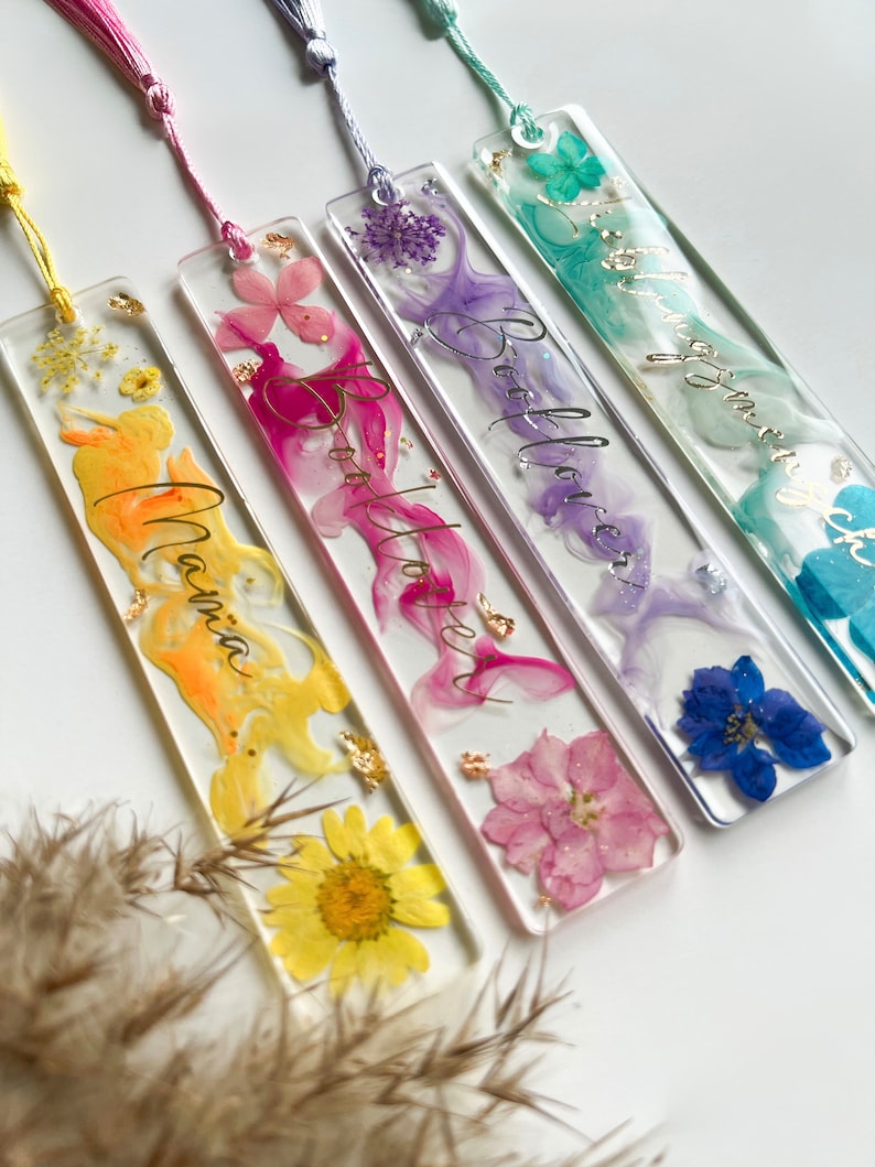 Pu&ograve; includere: Quattro segnalibri colorati con fiori pressati e lettere dorate. I segnalibri sono realizzati in resina trasparente e hanno un fiocco attaccato. Le scritte sui segnalibri recitano "Believe", "Booklover", "Narnia" e "Always"