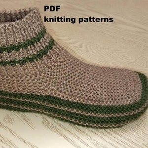 Könnte beinhalten: Strickmuster für ein Paar braune und grüne gestreifte Socken. PDF-Strickmuster.