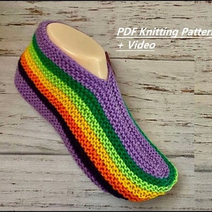 Può includere: Pantofola di lana viola con un motivo a righe arcobaleno. Modello di maglia PDF + Video.