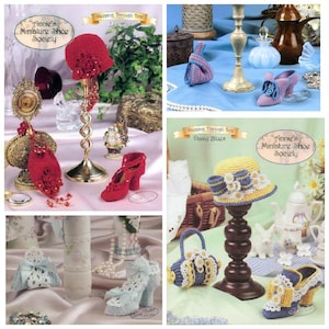 Puede incluir: Un collage de artículos de ganchillo en miniatura, incluyendo sombreros, zapatos y bolsos. Los artículos son de varios colores, como rojo, azul y amarillo, y se exhiben en soportes decorativos. El texto "Annie's Miniature Shoe Society" es visible.
