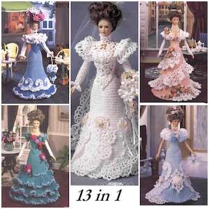 Puede incluir: Una colección de 13 patrones de vestidos de muñeca de ganchillo. Los vestidos son de varios colores, incluyendo blanco, azul y rosa. Los vestidos están todos elaboradamente tejidos a ganchillo con encaje y detalles florales. El texto "13 en 1" se muestra en la parte inferior de la imagen.