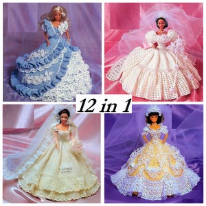 Puede incluir: Cuatro vestidos de muñeca de crochet en blanco, azul, amarillo y crema. Los vestidos son de diferentes estilos y tienen ribetes de encaje. La imagen está titulada "12 en 1".