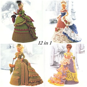 Puede incluir: Cuatro vestidos de muñeca tejidos a crochet en diferentes colores y estilos. Los vestidos están todos detallados con encaje y volantes. Los vestidos están diseñados para muñecas de 30 cm. "12 in 1" está escrito en la imagen.