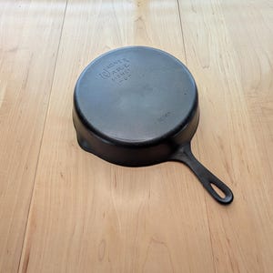 Wagner Ware #8 Cast Iron Skillet w/Stylized Logo