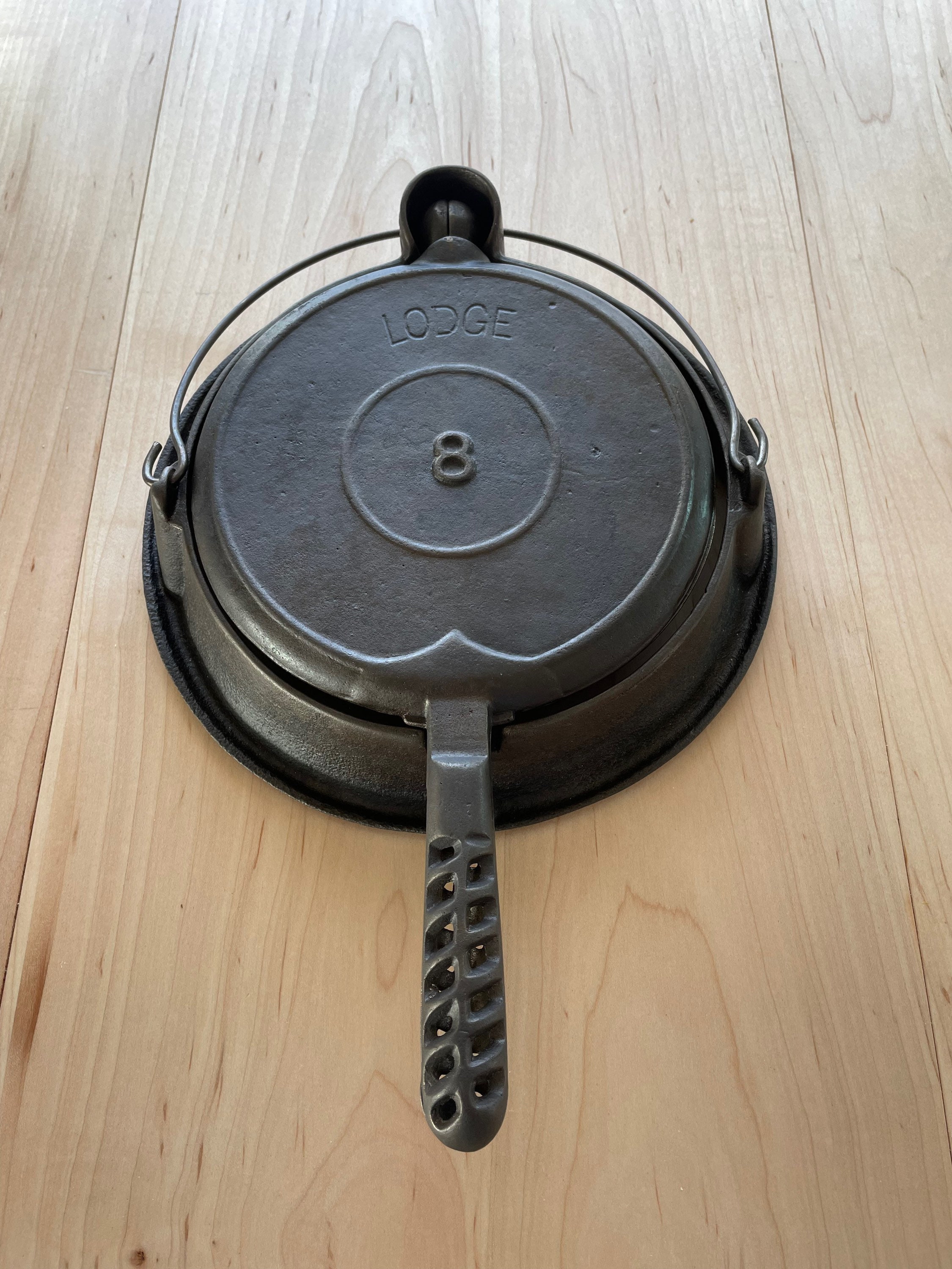 Arc Logo Lodge #8 Cast Iron Waffle Iron w/ Low Base