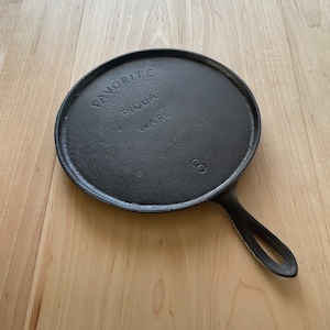 Favorite Piqua Ware #8 Handle Griddle w/ Block Logo