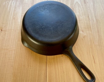 Unmarked Wagner Ware #5 Cast Iron Skillet