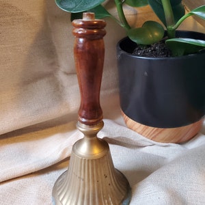 Campana de Latón con Mango de Madera Vintage