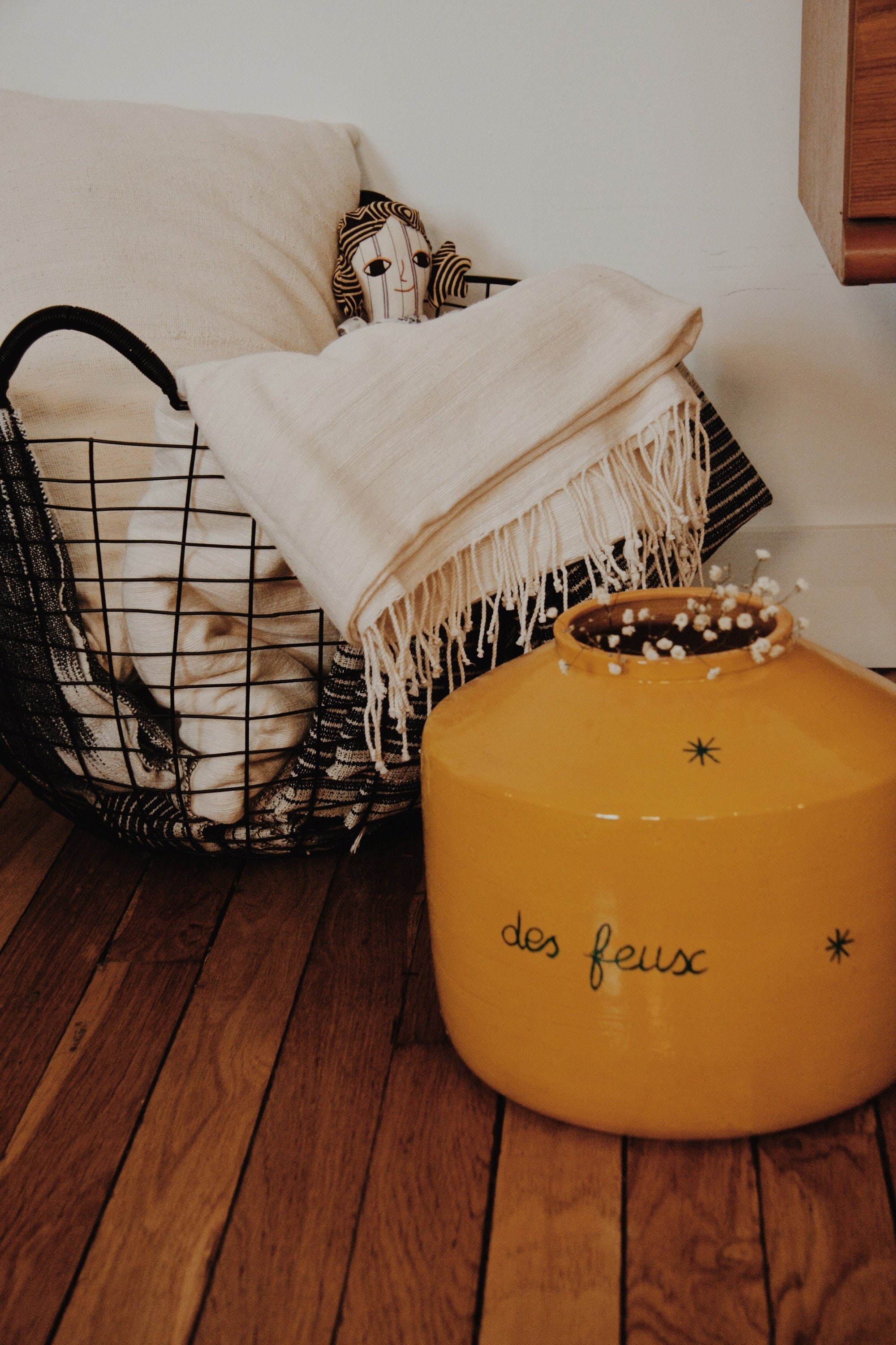 Vase Jaune en Céramique Fait Main Au Milieu Des Feux de Liberté, Poésie Africaine