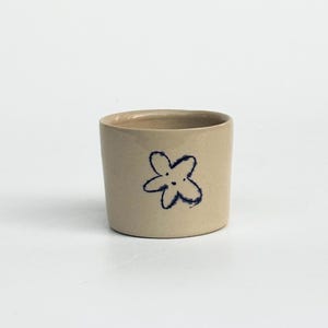 Taza de cerámica hecha a mano, 150 ml, ilustración de flor de nube sonriente azul pintada a mano, linda taza para espresso, té o café cortado, regalo único