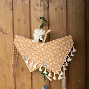 Boho zomerhondenbandana: zongekuste bloemensjaal voor huisdieren