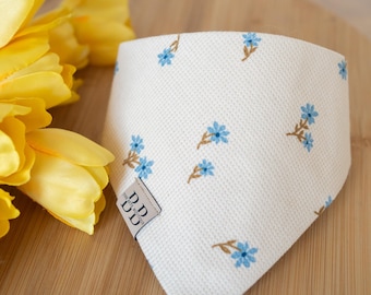 Pañuelo para perro Nomeolvides, pañuelo floral color crema para perro, pañuelo azul para mascota con flores, pañuelo estilo cottagecore para perro, pañuelo de primavera para atar, regalo para amantes de los perros