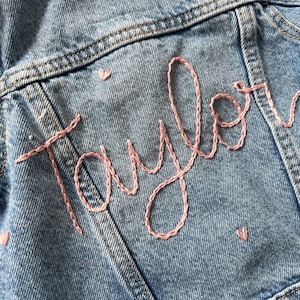 Bordado a mano personalizado chaqueta de mezclilla con letras a mano tallas para niños pequeños, niños y adultos imagen 2