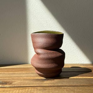 赤い曲線の花瓶