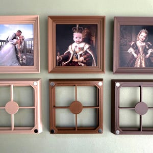 Może przedstawiać: Biały ceramiczny kubek z czarnym uchwytem i napisem "But First, Coffee" czarną, pogrubioną czcionką. Kubek stoi na białej powierzchni.