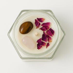 Vela Primavera Suave – Cera de Soja y Coco – Aroma a Mandarina, Limón y Melocotón – Piedras Naturales y Flores Secas – 14 Horas de Duración