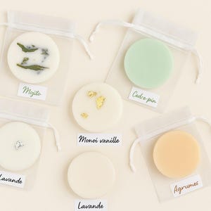 Peut inclure: Six galets de cire parfumée dans des sachets individuels en organza blanc. Les galets de cire sont de différentes couleurs et ont des parfums différents : Mojito, Cèdre pin, Monoï vanille, Lavande, Agrumes et Lavande.