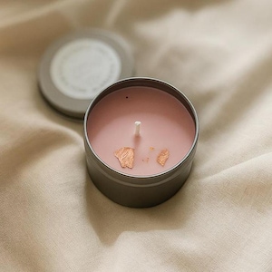 Vela de frutos rojos hecha a mano: fragancia gourmet y ecológica Vela de frutos rojos natural: cera de soja, recipiente reciclado único