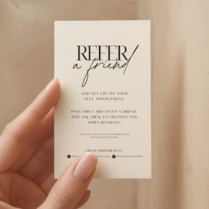 Pode incluir: Um cartão de referência creme com texto preto. O cartão diz "Indique um amigo" e oferece £10 de desconto na próxima consulta. Inclui instruções para mencionar o referenciador ao fazer a reserva.