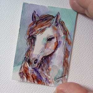 Retrato de un caballo blanco Aceo miniatura original acuarela 2,5x3,5 pulgadas Tarjeta ATC con animal