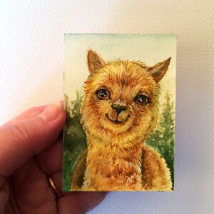 ACEO ORIGINAL ART Retrato de una alpaca marrón Llama en la naturaleza Una pequeña Colección de dibujos en acuarela de animales 8 tarjetas de 8