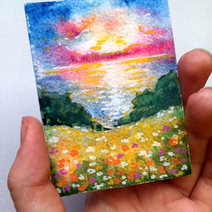 Mini-peinture aquarelle Aube de la rivière et paysage d'été d'une prairie de fleurs d'ACEO