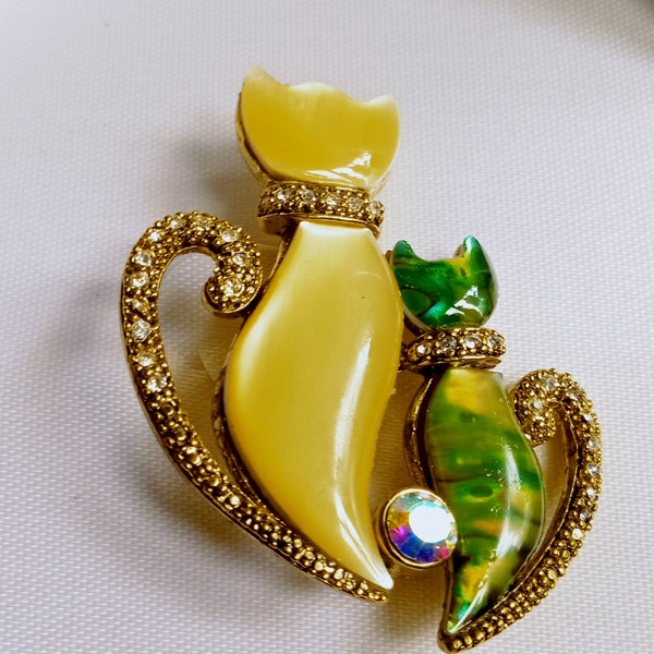 Worthington Cats Brooch Yellow Green Lucite. New/Old stock in original Box from 1980's