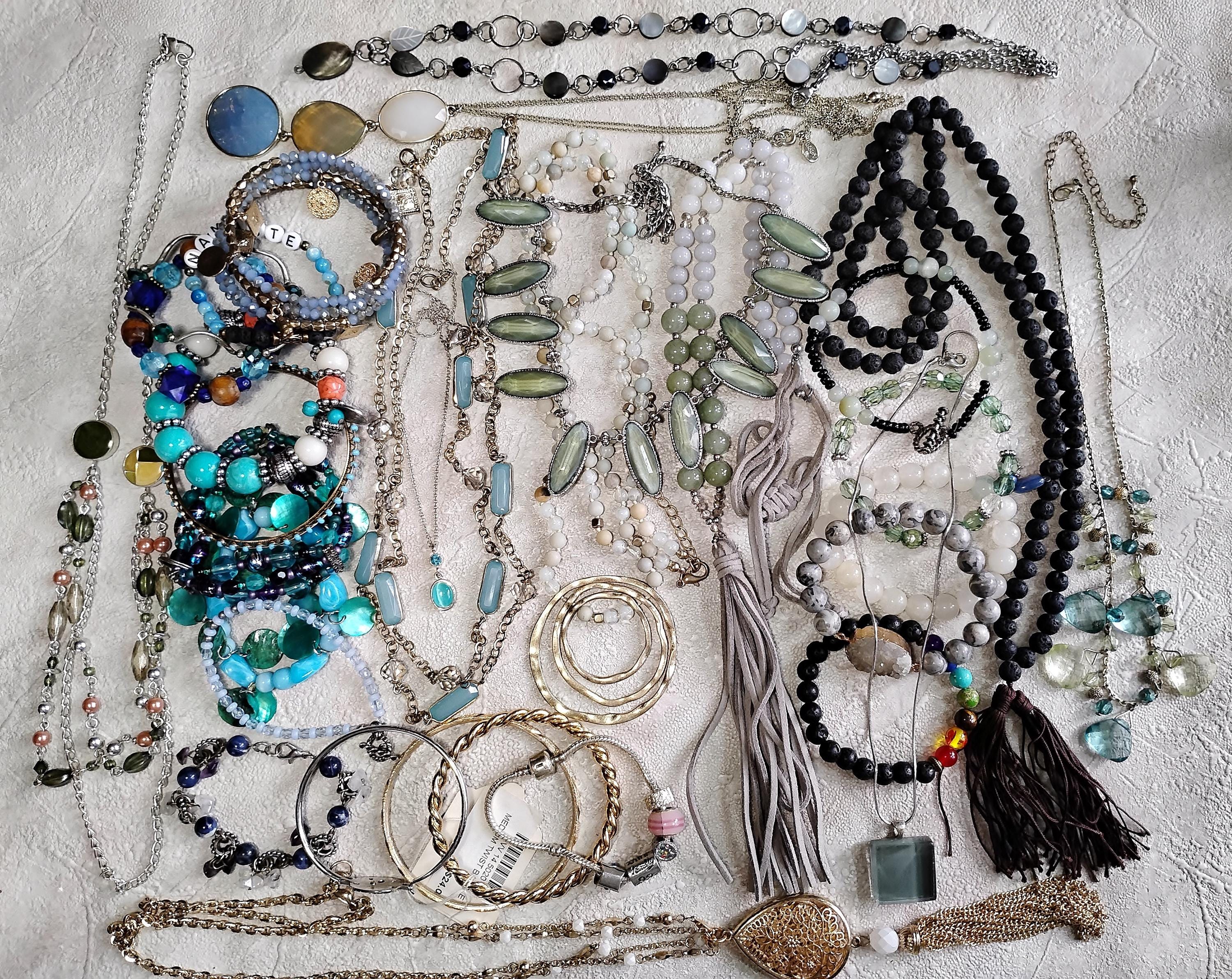 Very Nice Wearable 30 pcs. of Jewelry. Necklaces & Bracelets. Gemstones, Glass, Plastic. Great Condition!